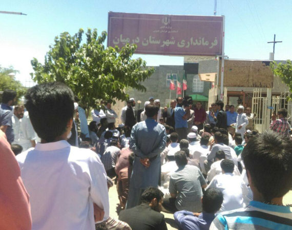 Sunni citizens in the city of Asadiyeh rallied to protest the sealed of the prayer hall